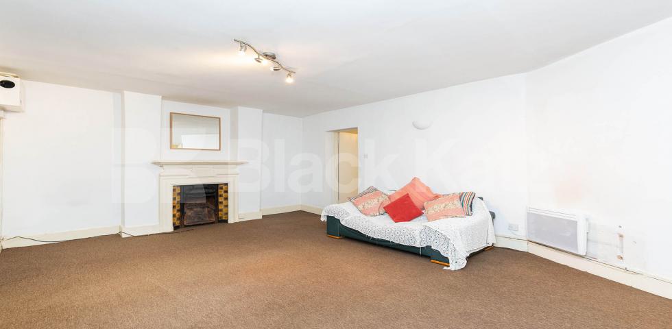 			FANTASTIC SPACIOUS GARDEN FLAT, 1 Bedroom, 1 bath, 1 reception Flat			 Stapleton Hall Road, FINSBURY PARK-STROUD GREEN